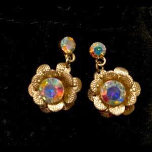 Flower earrings with stone